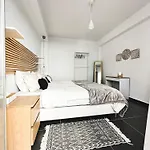 Away One Bedroom In Apartment *